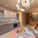 Dora Modern With Steam Fireplace And Freestanding Bathtub, , 4 People Apartman
