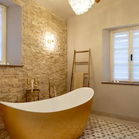Dora Modern With Steam Fireplace And Freestanding Bathtub, , 4 People Apartman *