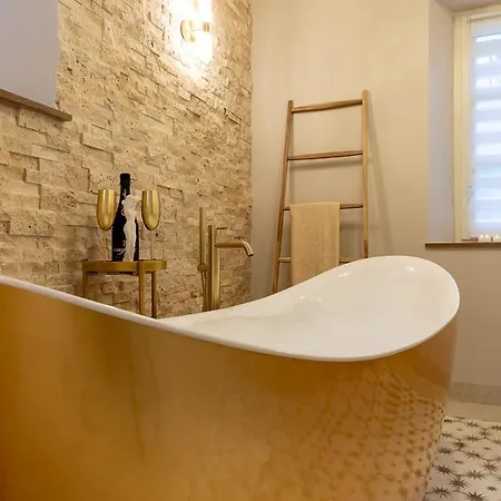 Διαμέρισμα Dora Modern With Steam Fireplace And Freestanding Bathtub, , 4 People